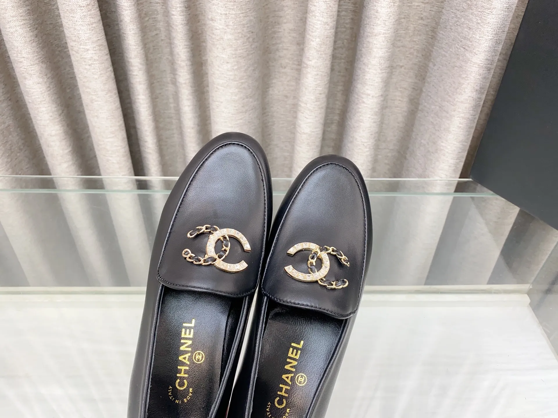 👟👟Ex-factory price 620👟👟 25Fw new spring and summer Chanel small perfume diamond double C half slippers/Loaf single shoes. Versatile style that you don’t get tired of. Super classic style. Casual with exquisiteness and stable temperament. This spring and summer is a beautiful bonus treasure! Upper: Lambskin Lining: Lambskin lining High heels: Flat soles: Italian genuine leather outsole Size: 35-39 (40 and 41 customizations are not returnable)